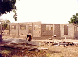 Benin - Chiesa costruzione
